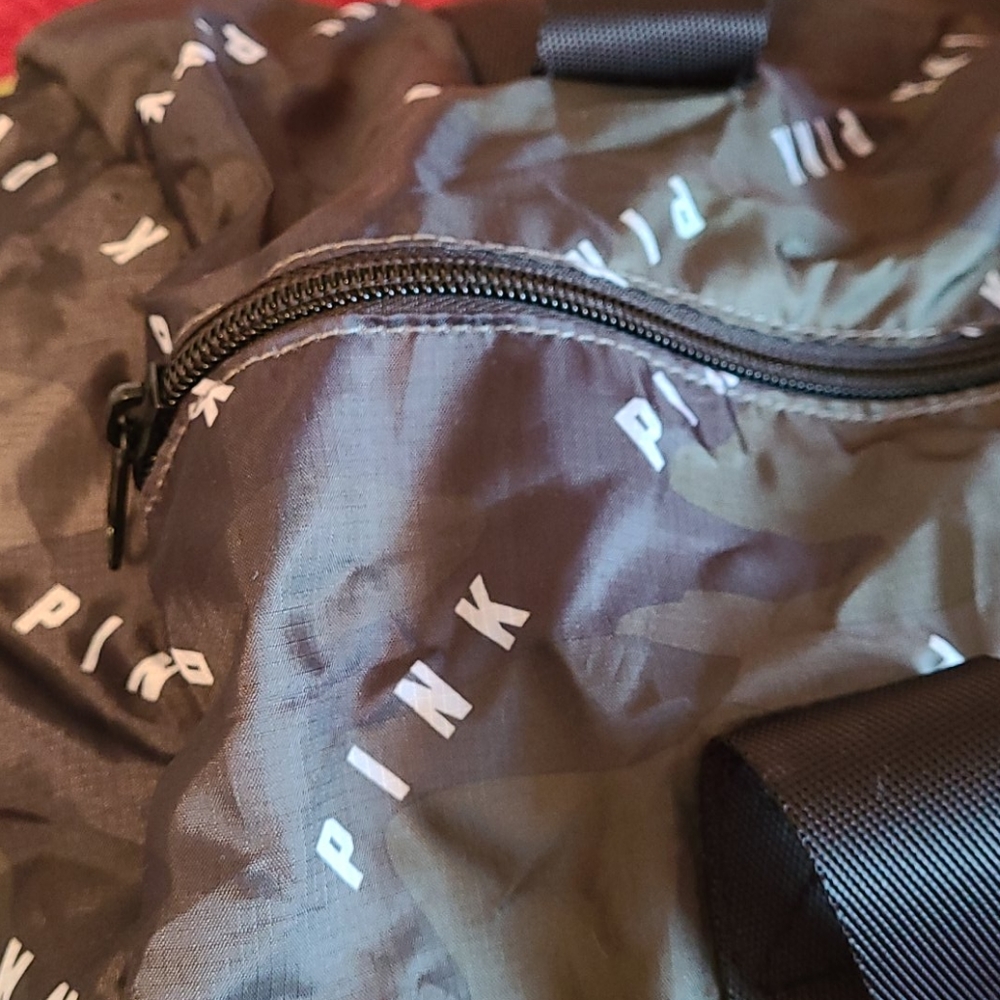 BRAND NEW PINK VS Duffle Bag - Picture 7 of 11